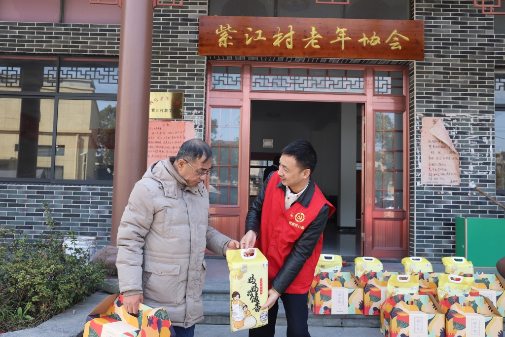 暖春意，，，，敬老情-维多利亚老品牌vic多年坚持慰问孤寡老人